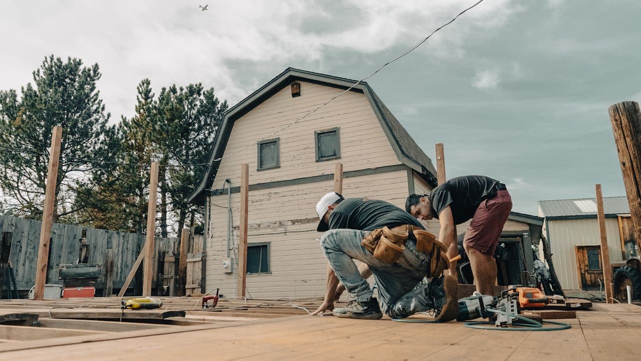 Pose de lames de terrasse en bois — construction d'une terrasse extérieure